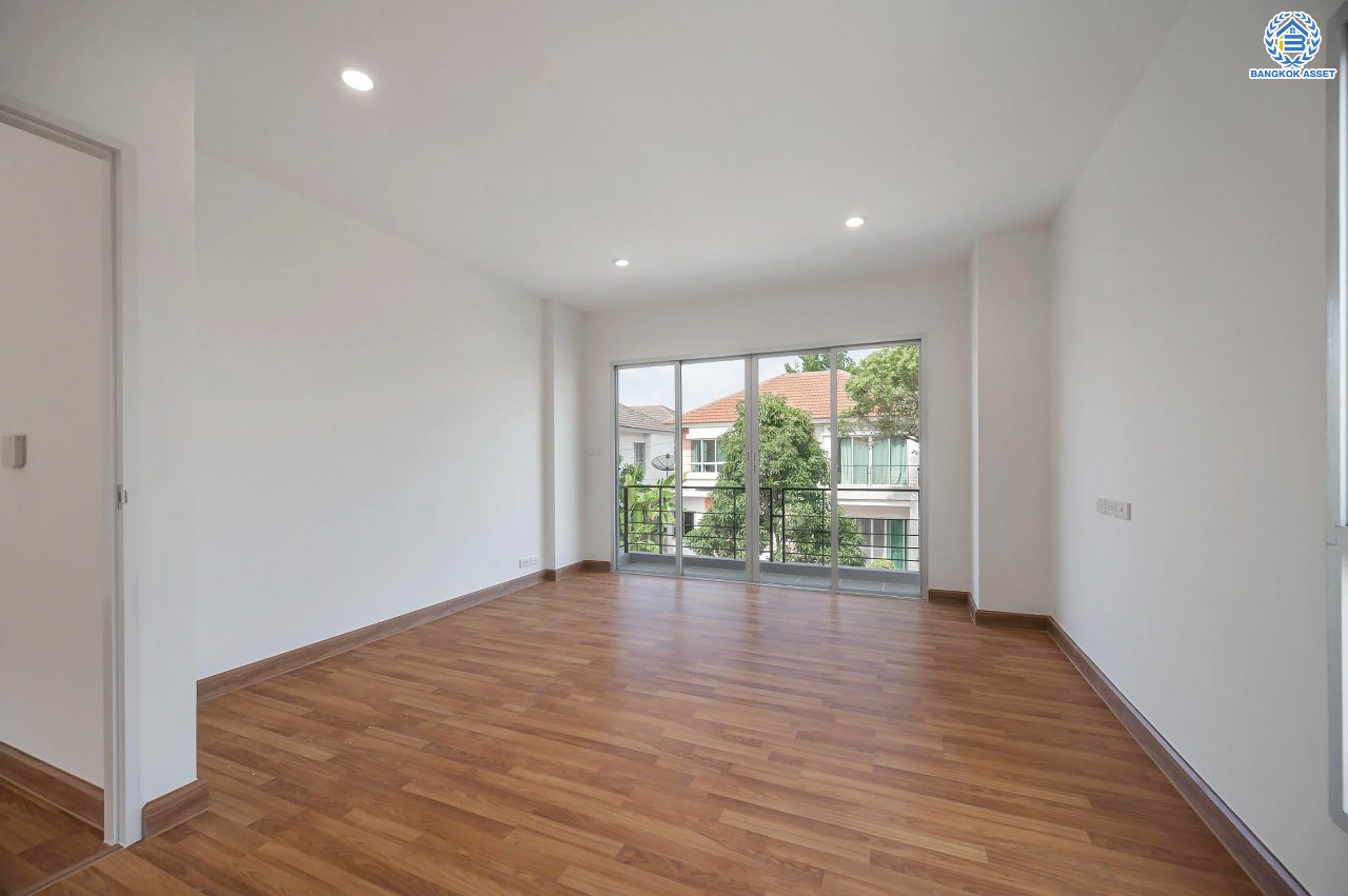 บ้านมือสองตกแต่งใหม่ โครงการ ไลฟ์บางกอกบูเลอวาร์ด ปิ่นเกล้า-เพชรเกษม เนื้อที่กว้างกว่า 52.5 ตร.ว ฟังก์ชัน 3 ห้องนอน 3 ห้องน้ำ 2 ที่จอดรถ บนทำเลติดถนนพุทธมณฑลสาย4 ตอบโจทย์กับทุกครอบครัว ใกล้แหล่งช้อปปิ้ง "เซ็นทรัล ศาลายา" รถไฟฟ้าสายสีน้ำเงิน "สถานีหลักสอง" และจุดขึ้นทางด่วน "ศรีรัช"...